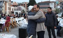 AK Parti'nin kalesi Altınova'da Regaip Ahmet Özyiğit halkla kucaklaşmaya devam ediyor
