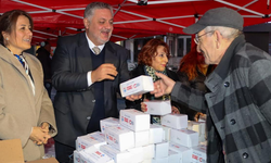 Yalova Belediye Başkanı Mehmet Gürel, kandil simidi dağıttı