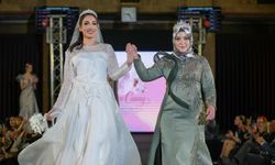 Modacı Büşra Canay, abiye elbiseleriyle parmak ısırttı