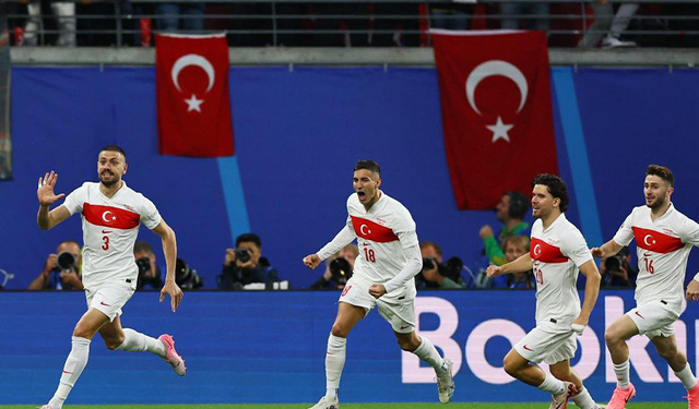 Türkiye ayakta, Milliler çeyrek finalde...