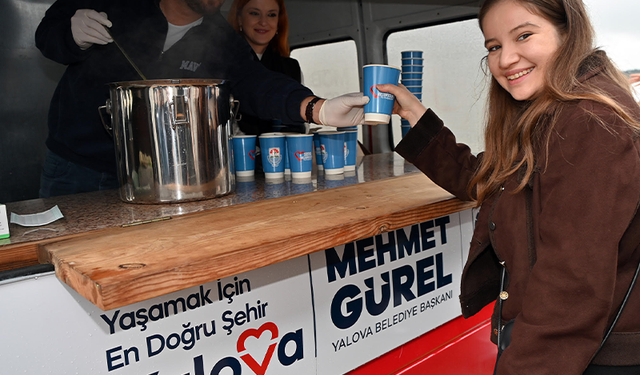 Yalova Belediyesi gençlere sıcak çorba ikram etti