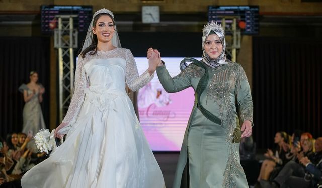 Modacı Büşra Canay, abiye elbiseleriyle parmak ısırttı