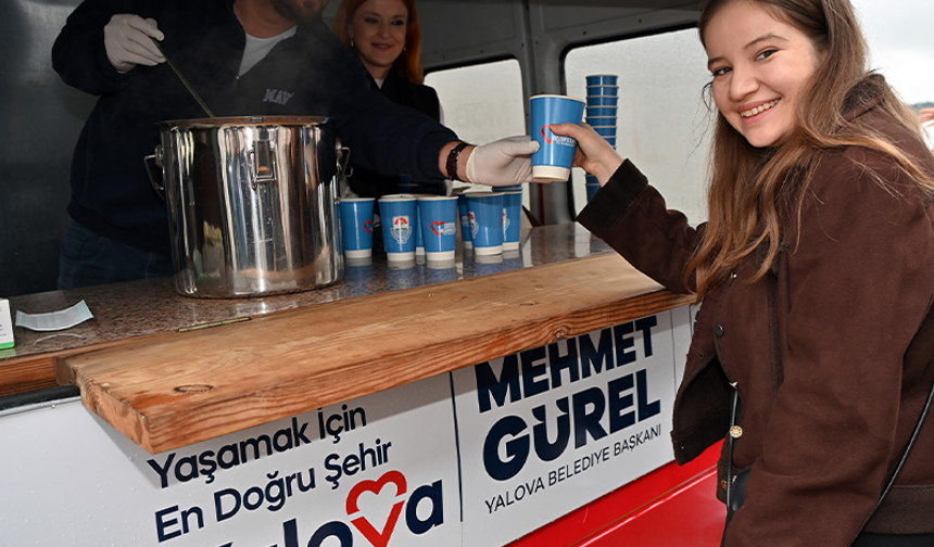 Yalova Belediyesi gençlere sıcak çorba ikram etti