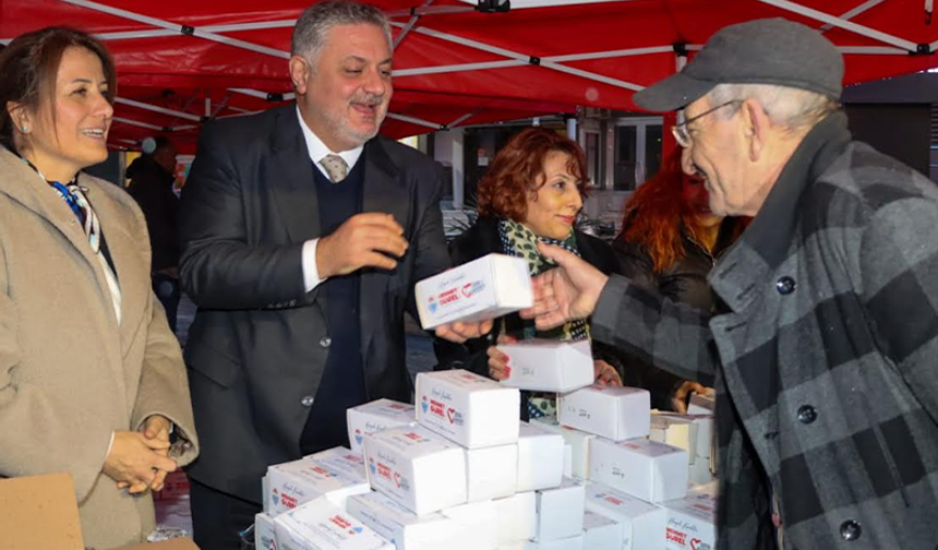 Yalova Belediye Başkanı Mehmet Gürel, kandil simidi dağıttı