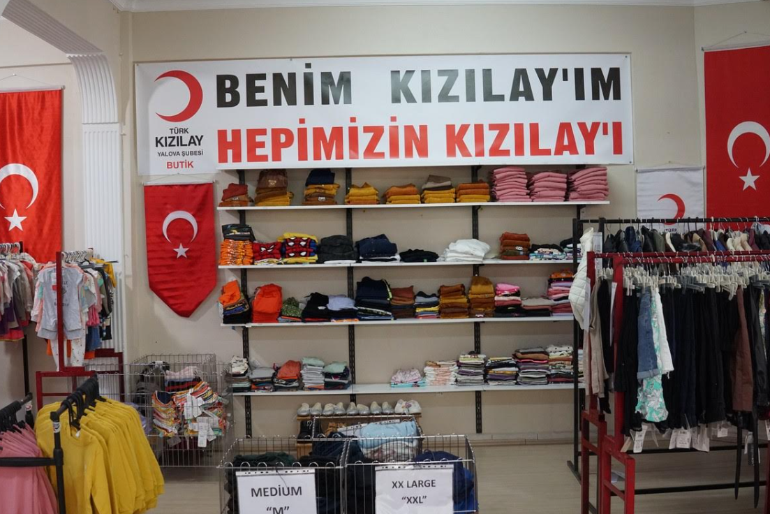 Yalova’da Kızılay Ücretsiz Giyim Butiği