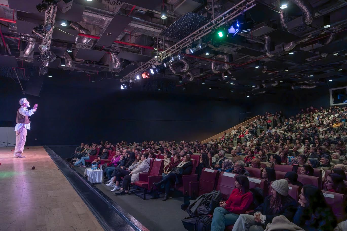 Yalova Sahnesi̇nde Yurdaer Okur İmzasi Gösteri