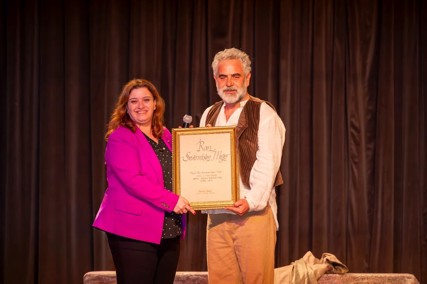 Yalova Sahnesi̇nde Yurdaer Okur İmzasi